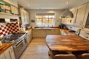 Kitchen/Breakfast Room- click for photo gallery